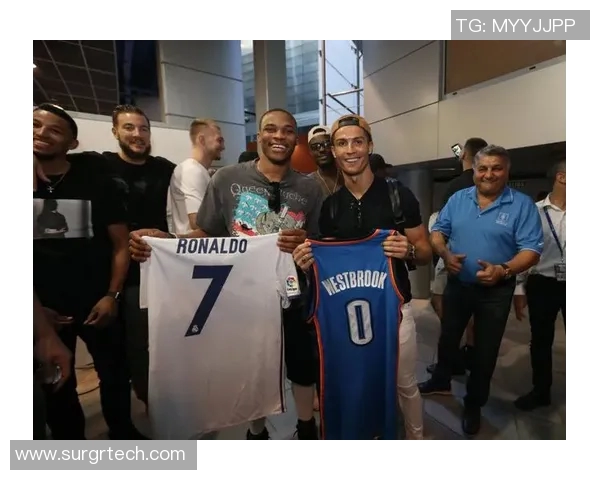 詹姆斯与足球明星们的精彩互动瞬间全景展示 詹姆斯与足球明星们的精彩互动瞬间全景展示