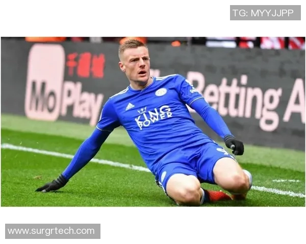 鸡冠头足球明星的传奇人生与赛场风采揭秘 鸡冠头足球明星的传奇人生与赛场风采揭秘